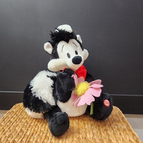 PEPÉ Le Pew I Pick You Talking Plush with Daisy Hallmark Looney Tunes - Picture 1 of 9